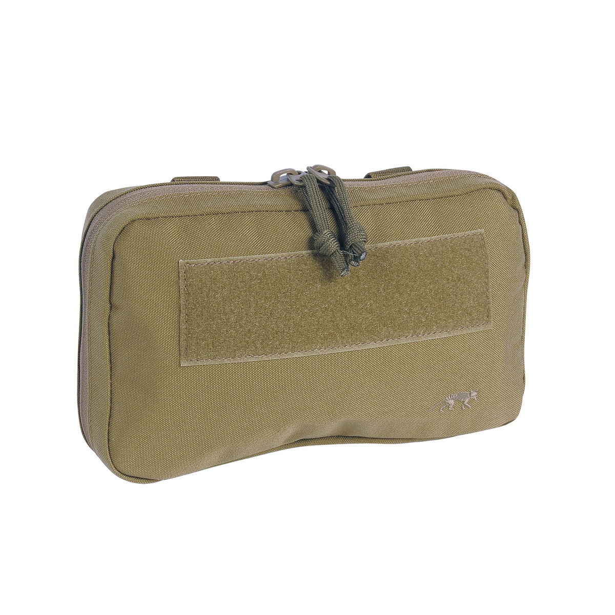 Oplev Tasmanian Tiger T Leader Admin Pouch i Khaki – den ideelle taske til organiseret opbevaring af dit udstyr. Denne pouch er designet med fokus på funktionalitet og holdbarhed, hvilket gør de fleksible opbevaringsmuligheder nemme at bruge til at holde styr på dine essentielle genstande. Den robuste konstruktion sikrer, at tasken kan modstå barske omgivelser, samtidig med at det stilfulde khaki-design gør den til et perfekt match til enhver outdoor-udflugt.

- Serrat-stropper til effektiv opbevaring
- Holdbart og vandafvisende materiale
- Let at tilpasse med MOLLE-systemet
- Kompakt design til nem transport
- Flere lommer til organiseret opbevaring
- Ideel til både fritids- og militære formål